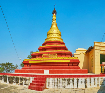 美丽的乌民松泽寺浮雕塔，顶部有红色和镀金带和旧的hti伞，萨金，缅甸。