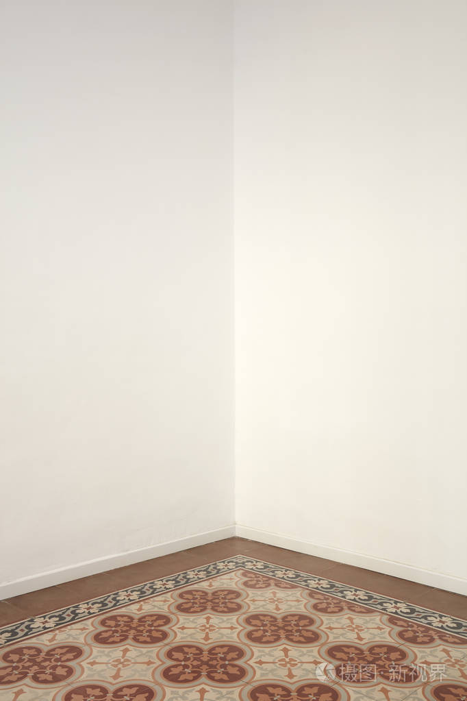 空房间的角落,有花装饰的地板和白色的墙壁照片-正版商用图片14w69q