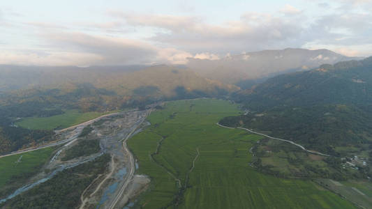 热带风景山谷与村庄和农田图片