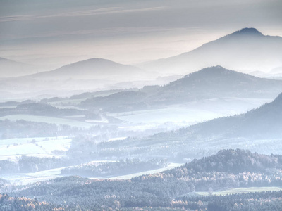 蓝色的薄雾在圆形的山丘上。 早晨金光中真实景观的轮廓。