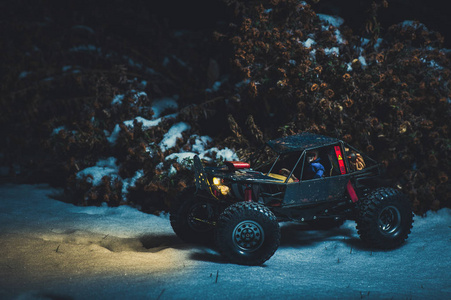 无线电控制的汽车在夜间的雪中, 灯光闪烁。圣诞礼物 rc 汽车