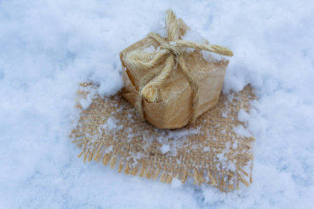 复古风格的圣诞礼物在雪地上