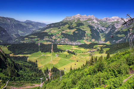 从Titlis山看到TrueBee和瑞士阿尔卑斯山。 真湖是瑞士Nidwalden瑞士州的一个高山湖。