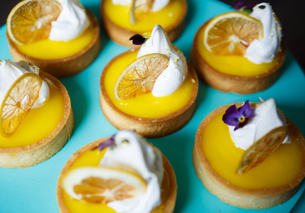 意大利餐厅的美味小蛋糕甜点照片