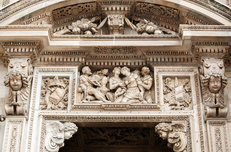 米兰大教堂。美丽的意大利寺庙，献给圣玛丽的耶稣诞生，位于迪多莫广场。经典的哥特式建筑，由白色大理石石头建造。