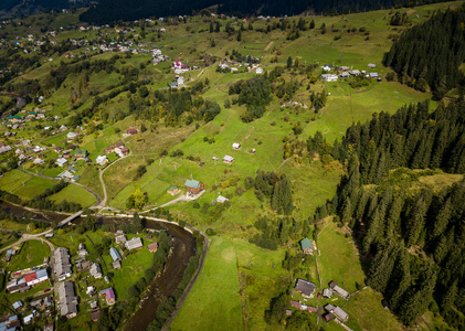 美丽的空中无人机照片，小高地小镇在喀尔巴阡山周围的森林和绿色山丘。受欢迎的旅游目的地，活跃的旅游在南欧。