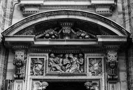 米兰大教堂。美丽的意大利寺庙，献给圣玛丽的耶稣诞生，位于迪多莫广场。经典的哥特式建筑，由白色大理石石头建造。