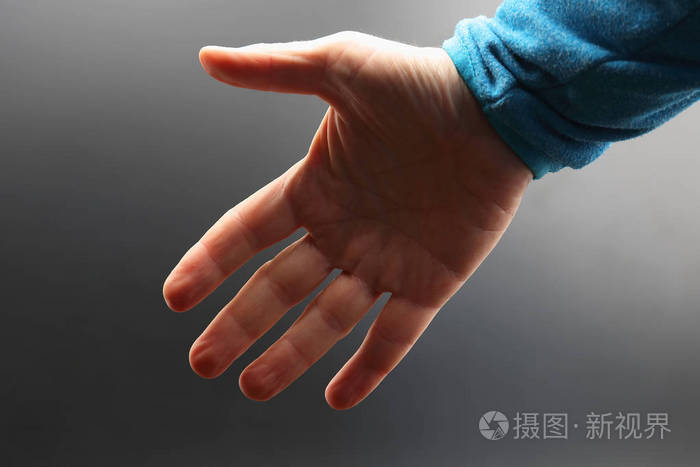 在深色背景上的右手男人