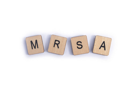 缩写MRSA耐甲氧西林金黄色葡萄球菌与木制字母瓷砖。