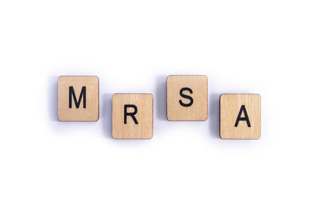 缩写MRSA耐甲氧西林金黄色葡萄球菌与木制字母瓷砖。