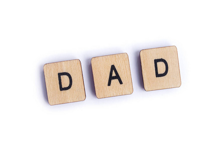 爸爸这个词用木制字母瓷砖拼写。