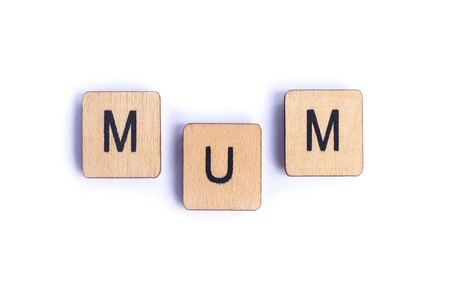 妈妈这个词用木制字母瓷砖拼写。
