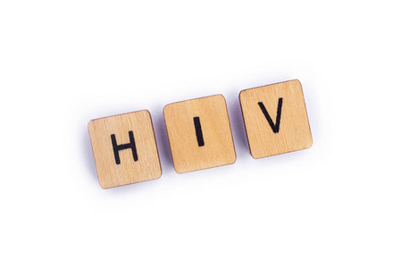 缩写HIV拼写与木制字母瓷砖。