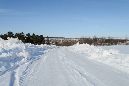 冬季景观乡村道路覆盖着雪晴天。 弗拉基米尔地区俄罗斯。