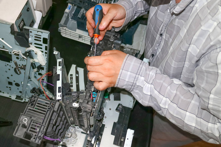 打印机维修维修服务中心的激光复印机打印机. 更换磨损的齿轮照片