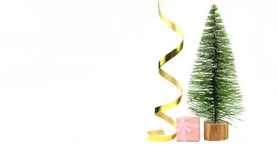 美丽的圣诞树与金色的蛇形丝带与 gi