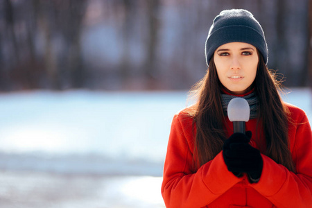 冬天的电视记者在雪地里户外广播