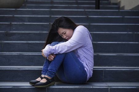 不知所措,焦虑地感到绝望,患有抑郁症照片