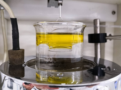 力测定仪用杜努环法测量水与油之间的界面张力.