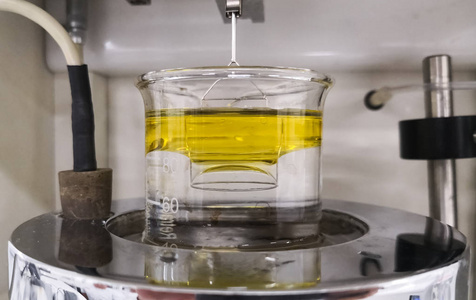 力测定仪测量水和油等两种不相容液体之间的表面或界面张力。 纳米技术科学研究的实验室设备。 这种方法采用杜努环法。