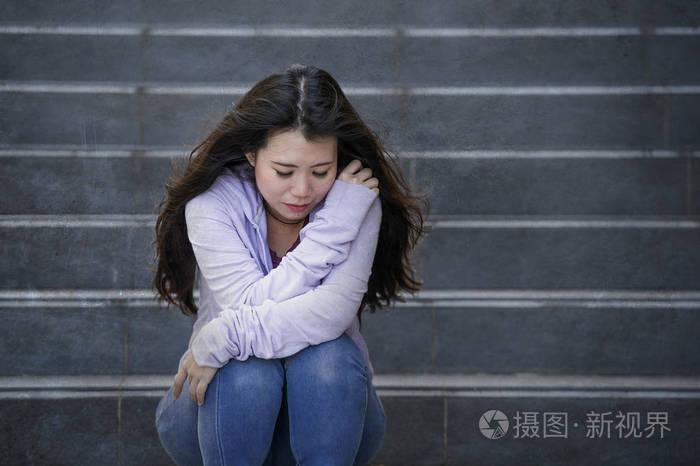 下载小样发票合同问题/举报女孩悲伤绝望年轻的悲伤和沮丧的亚洲学生