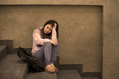 不知所措,焦虑地感到绝望,痛苦抑郁症照片