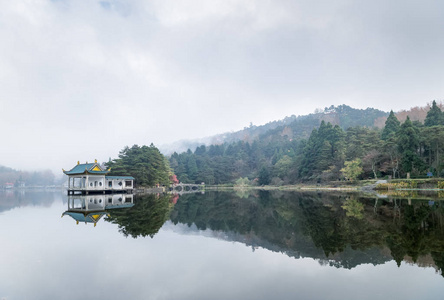 湖上传统亭子的鲁山景观
