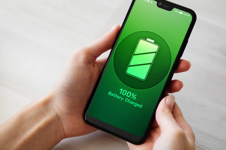 手机电池充满电指示灯图标在屏幕上照片