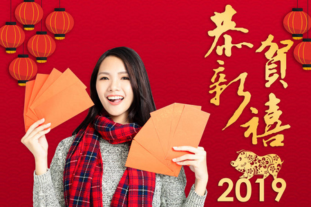 亚洲妇女显示红包为中国新年