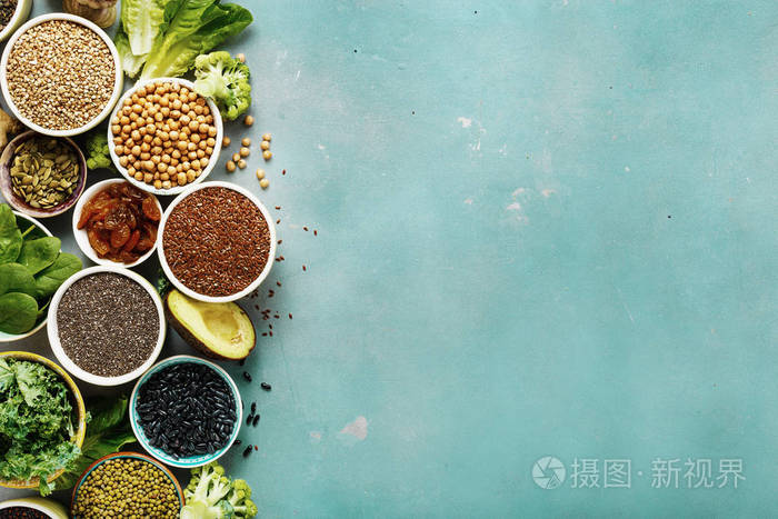 将健康的素食和素食设置在石头背景上并有复制空间饮食观念