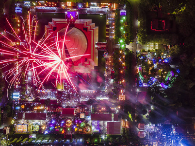 印尼日惹市莫门市jogjakembali或jogja返回纪念碑新年夜晚烟火空中照片