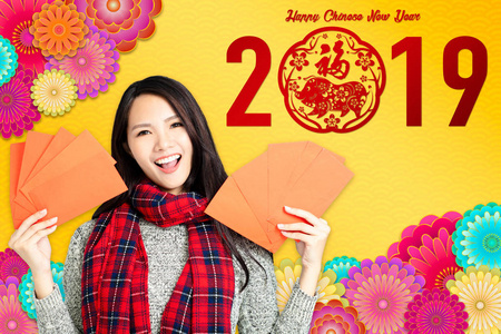 亚洲妇女显示红包为中国新年图片