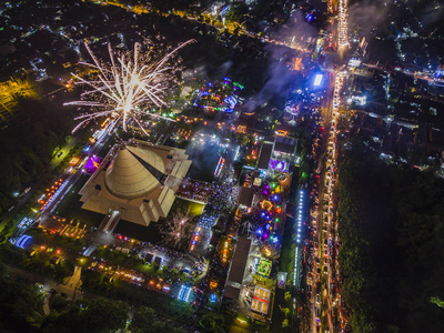 印尼日惹市莫门市jogjakembali或jogja返回纪念碑新年夜晚烟火空中照片