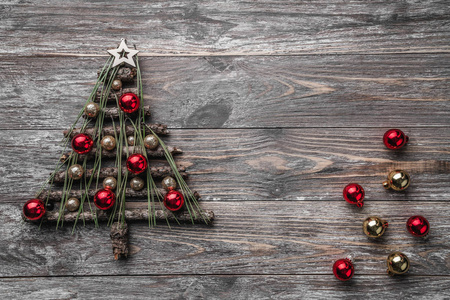 节日装饰圣诞树, 节日背景。圣诞树装饰和在黑暗的木质质朴的背景。顶部视图, 文本的位置, 平面布局。圣诞和快乐的新年