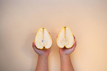 两个黄色成熟的梨在米色背景