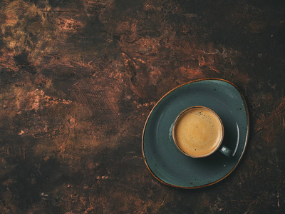 黑铜背景下的浓缩咖啡杯的俯视图