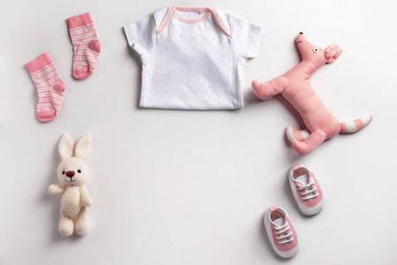 白色背景下可爱的婴儿衣服和玩具