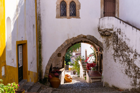 葡萄牙奥比多斯老城舒适狭窄的街道。