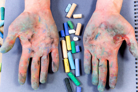 用手拿粉笔的黑色黑板手拿着一块黑板用铅笔粉笔图标书写.