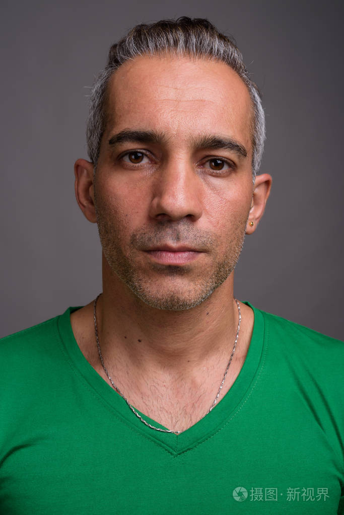 英俊的波斯人与灰色头发穿着绿色t恤