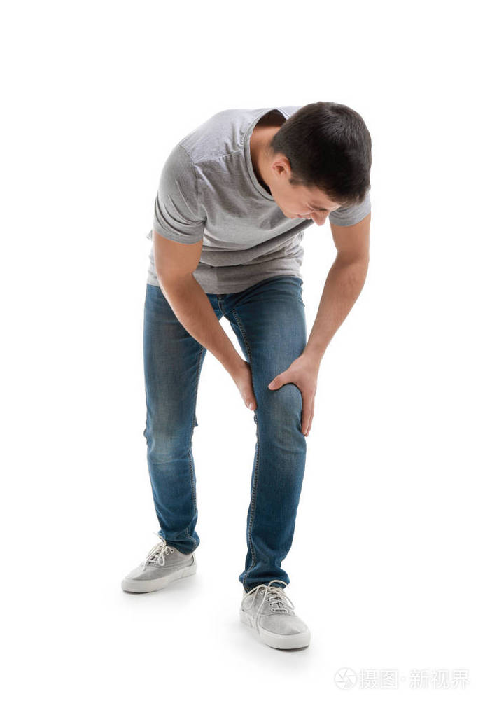 1年轻人膝盖在白色背景下疼痛