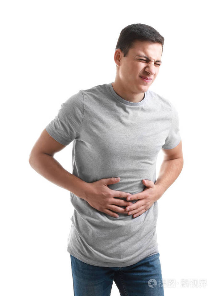 白底腹痛的年轻人