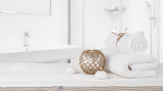 木桌水疗和模糊浴室的概念照片