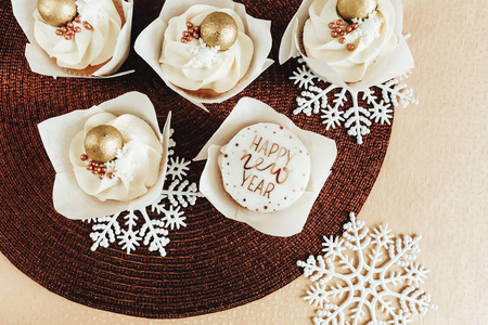 节日甜点纸杯蛋糕和带有新年装饰的糖果