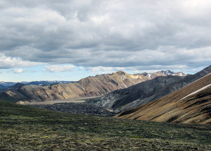 从冰岛布伦尼斯泰因萨尔达山山顶欣赏 landmannalaugar 和 Laugahraun 熔岩场