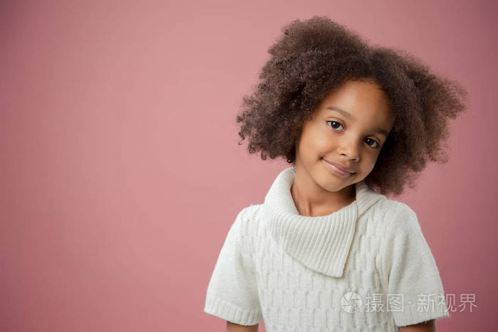 可爱的非裔美国女孩粉色背景肖像