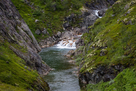 乔顿海门国家公园挪威雄伟的瀑布和绿色植被