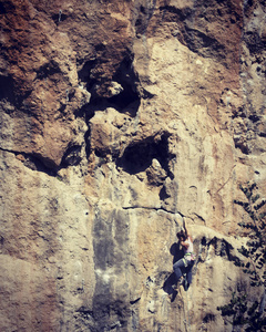 在土耳其攀岩。登山者爬上了路线。照片