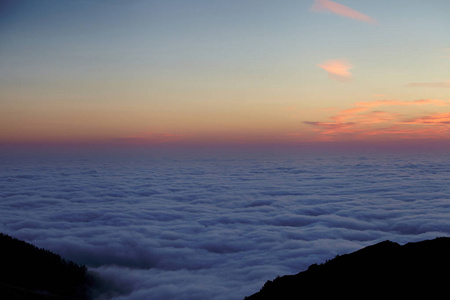 有山和太阳的景观。 日落。 山地景观。 抽象背景