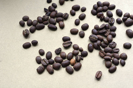 米色背景下的巴西咖啡谷物图片